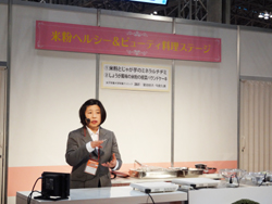 「米粉」について講演する栄養クリニック　蒲池桂子教授